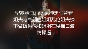 【曹长卿joker】帝都约炮大神学生妹和少妇两个，带回私密炮房偷拍，露脸，教会足交再猛插高潮！ (2)