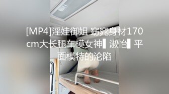 漂亮妹纸先看看厕所脏不脏在进来尿