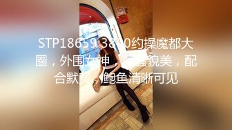 《魔手外购极品CP》景区女公厕完美定点角度全景偸拍，先脸后逼各种气质小姐姐方便，眼镜美女高高撅起翘臀双洞一清二楚 (1)